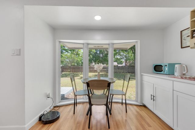 821 Lovers Lane, Grapevine, TX 76051