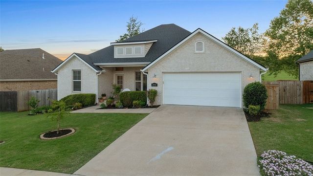 2733 N Grey Squirrel Drive, Fayetteville, AR 72704