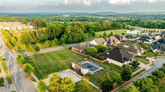 2733 N Grey Squirrel Drive, Fayetteville, AR 72704