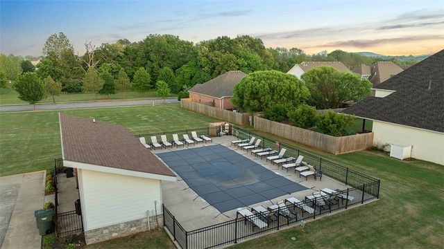 2733 N Grey Squirrel Drive, Fayetteville, AR 72704