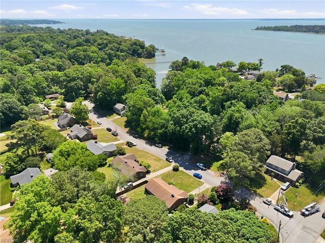 14 Everett DR, Newport News, VA 23602