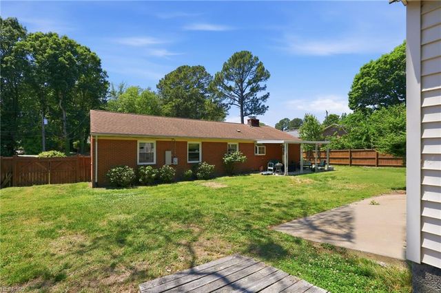 14 Everett DR, Newport News, VA 23602