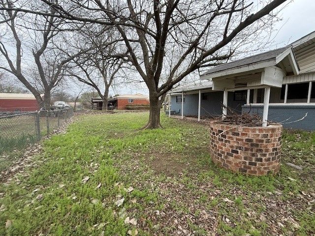 1217 N Lamb Street, Bowie, TX 76230