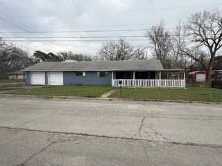 1217 N Lamb Street, Bowie, TX 76230