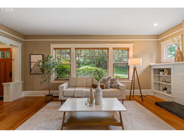 2328 Sw BROADWAY Dr, Portland, OR 97201