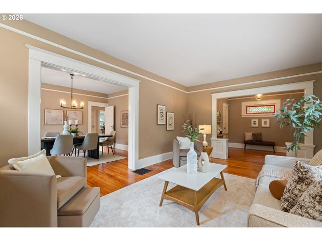 2328 Sw BROADWAY Dr, Portland, OR 97201