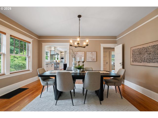 2328 Sw BROADWAY Dr, Portland, OR 97201