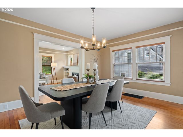 2328 Sw BROADWAY Dr, Portland, OR 97201