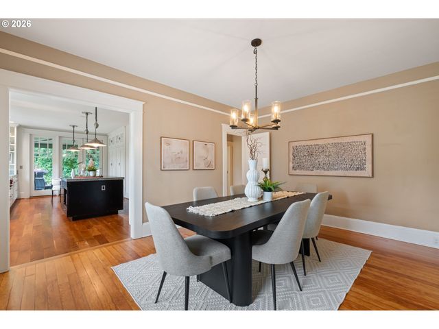 2328 Sw BROADWAY Dr, Portland, OR 97201