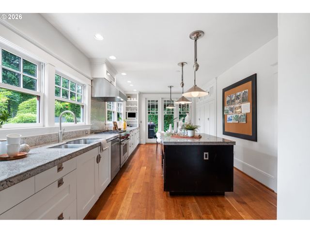 2328 Sw BROADWAY Dr, Portland, OR 97201