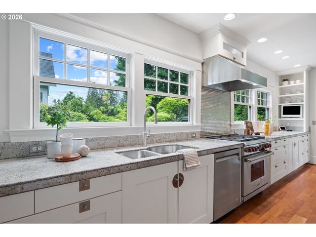 2328 Sw BROADWAY Dr, Portland, OR 97201