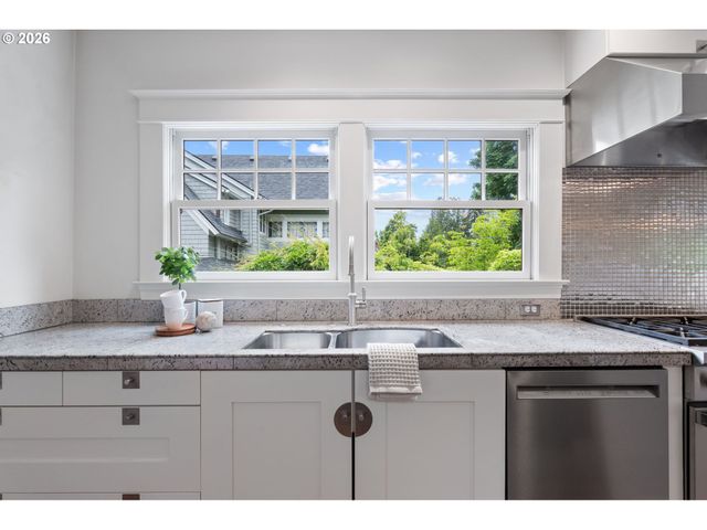 2328 Sw BROADWAY Dr, Portland, OR 97201