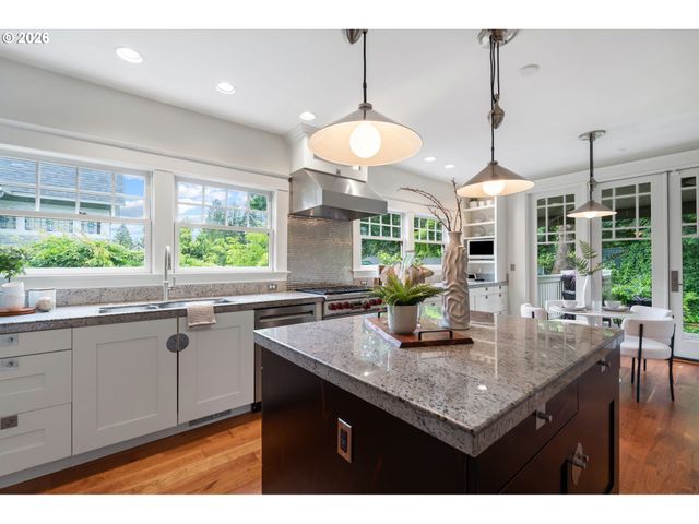 2328 Sw BROADWAY Dr, Portland, OR 97201
