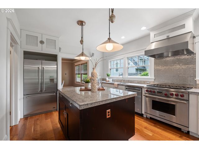 2328 Sw BROADWAY Dr, Portland, OR 97201