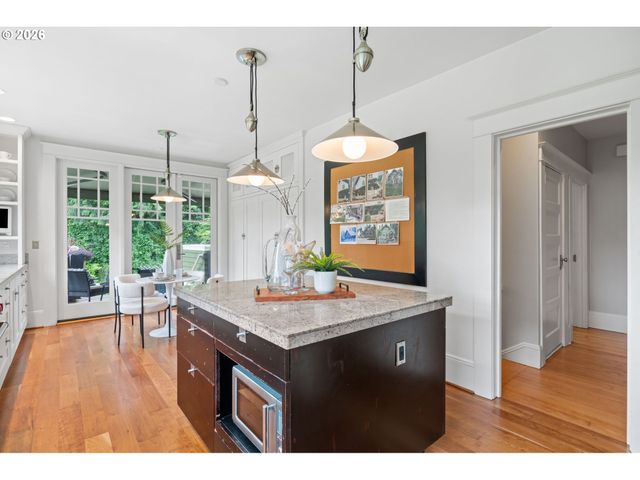 2328 Sw BROADWAY Dr, Portland, OR 97201