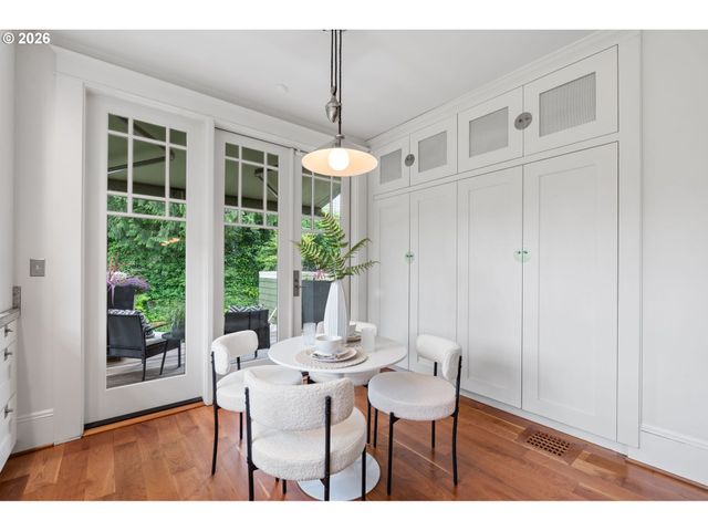 2328 Sw BROADWAY Dr, Portland, OR 97201