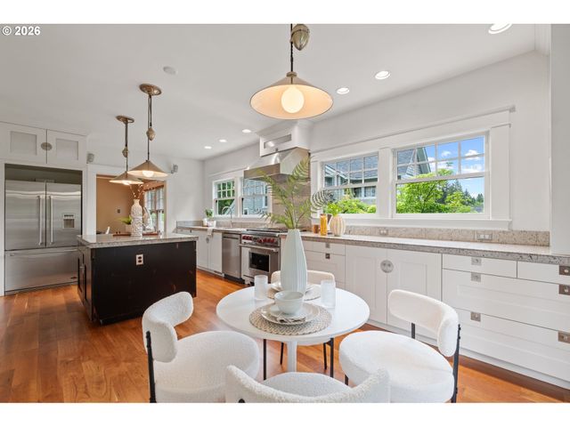 2328 Sw BROADWAY Dr, Portland, OR 97201