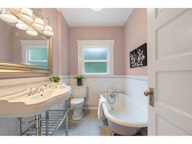 2328 Sw BROADWAY Dr, Portland, OR 97201