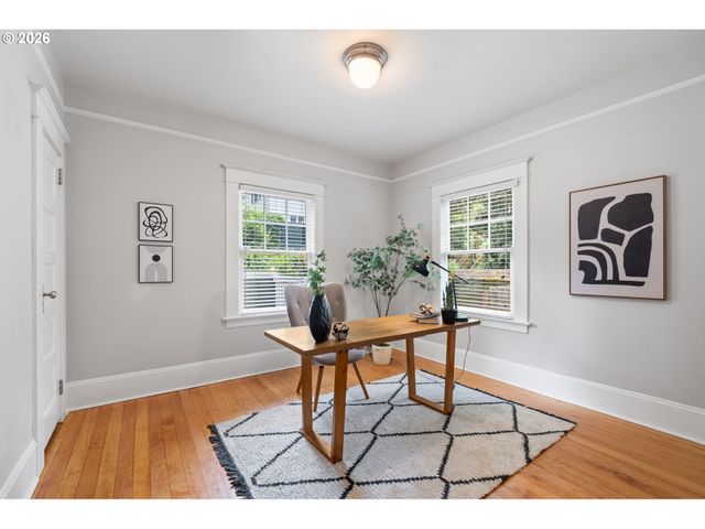 2328 Sw BROADWAY Dr, Portland, OR 97201