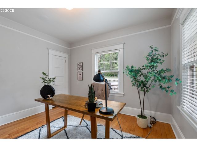 2328 Sw BROADWAY Dr, Portland, OR 97201