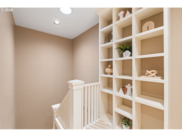 2328 Sw BROADWAY Dr, Portland, OR 97201