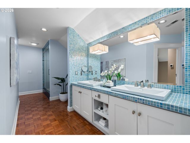 2328 Sw BROADWAY Dr, Portland, OR 97201