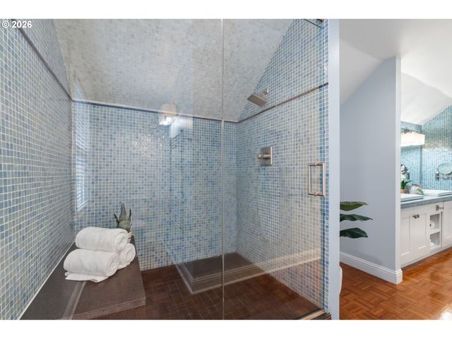 2328 Sw BROADWAY Dr, Portland, OR 97201