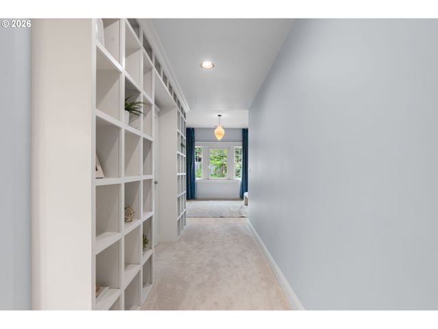 2328 Sw BROADWAY Dr, Portland, OR 97201