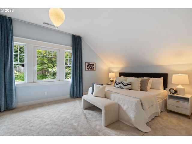 2328 Sw BROADWAY Dr, Portland, OR 97201