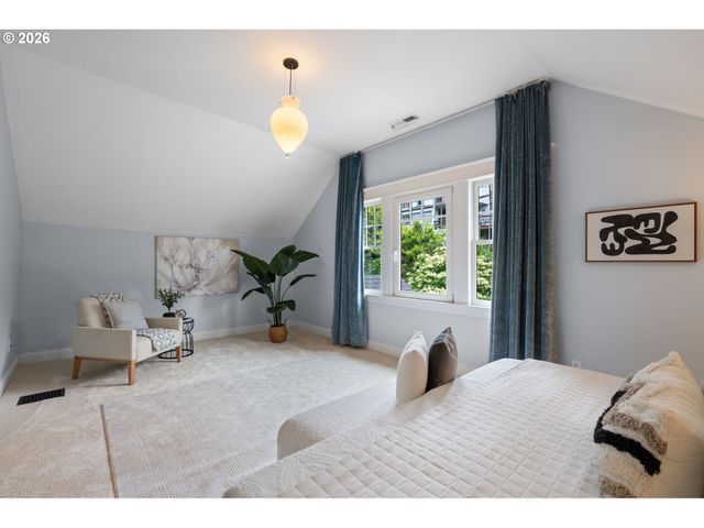 2328 Sw BROADWAY Dr, Portland, OR 97201