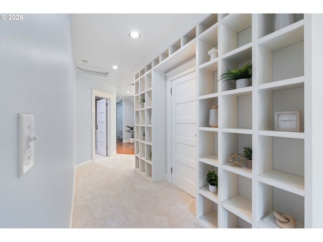 2328 Sw BROADWAY Dr, Portland, OR 97201