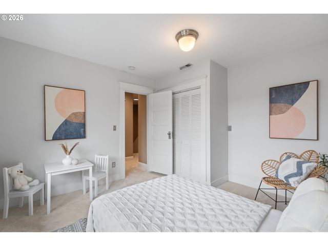 2328 Sw BROADWAY Dr, Portland, OR 97201