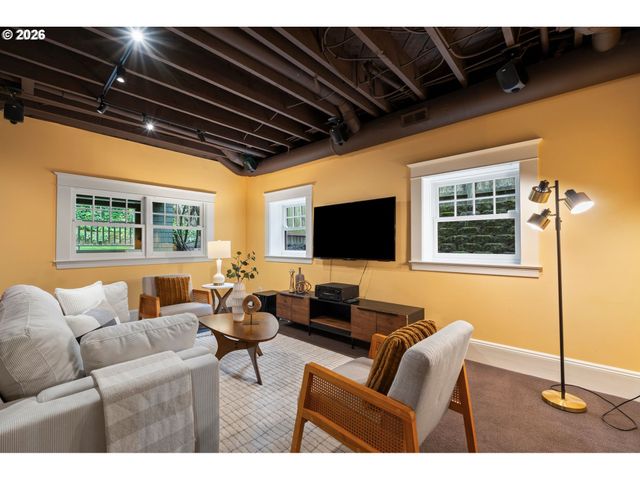 2328 Sw BROADWAY Dr, Portland, OR 97201