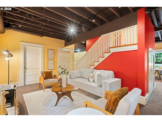 2328 Sw BROADWAY Dr, Portland, OR 97201