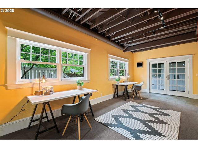 2328 Sw BROADWAY Dr, Portland, OR 97201