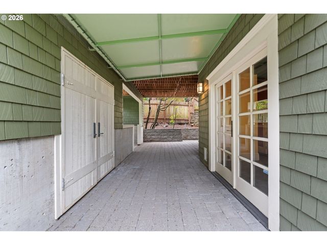 2328 Sw BROADWAY Dr, Portland, OR 97201