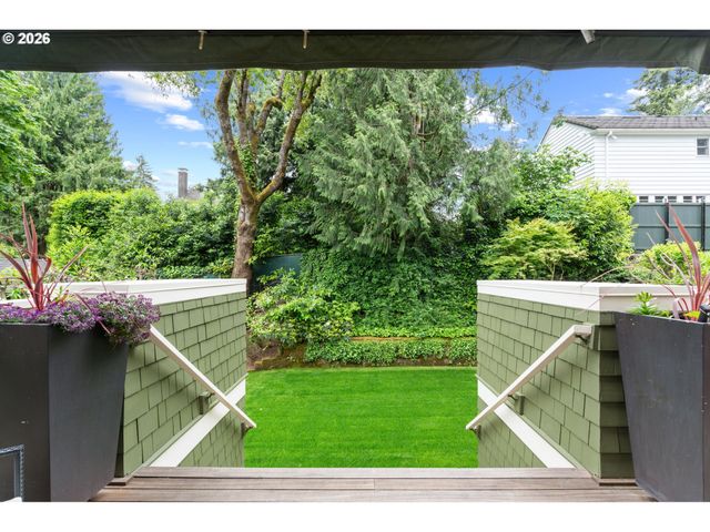 2328 Sw BROADWAY Dr, Portland, OR 97201