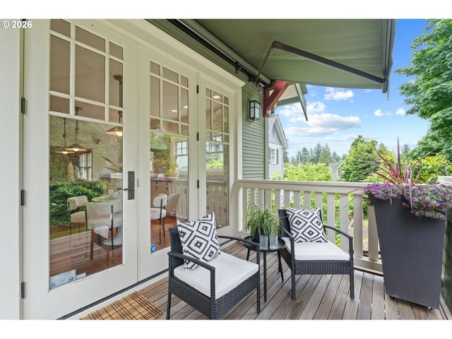 2328 Sw BROADWAY Dr, Portland, OR 97201