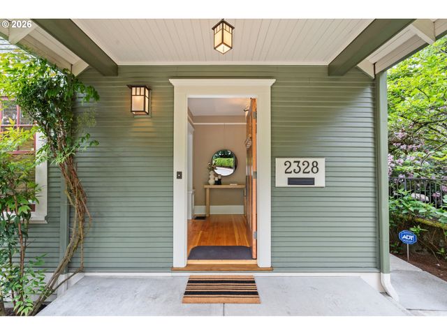2328 Sw BROADWAY Dr, Portland, OR 97201