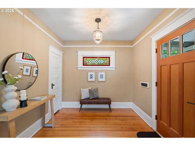 2328 Sw BROADWAY Dr, Portland, OR 97201