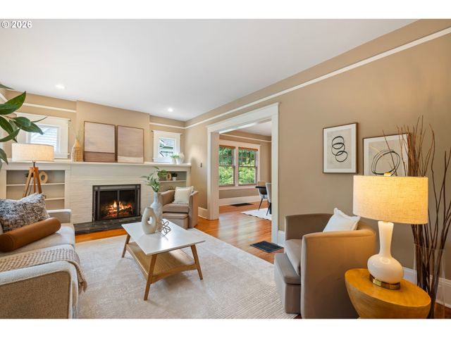 2328 Sw BROADWAY Dr, Portland, OR 97201
