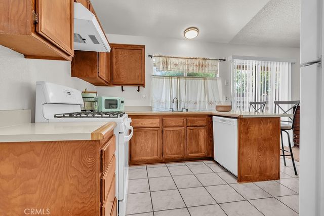 910 S Larch, Rialto, CA 92316