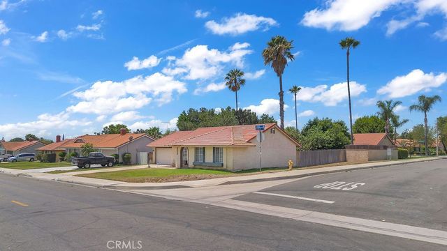 910 S Larch, Rialto, CA 92316