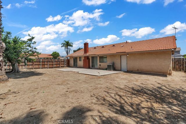 910 S Larch, Rialto, CA 92316
