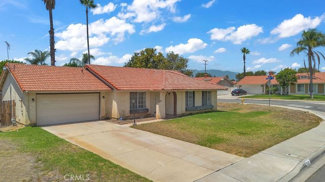 910 S Larch, Rialto, CA 92316