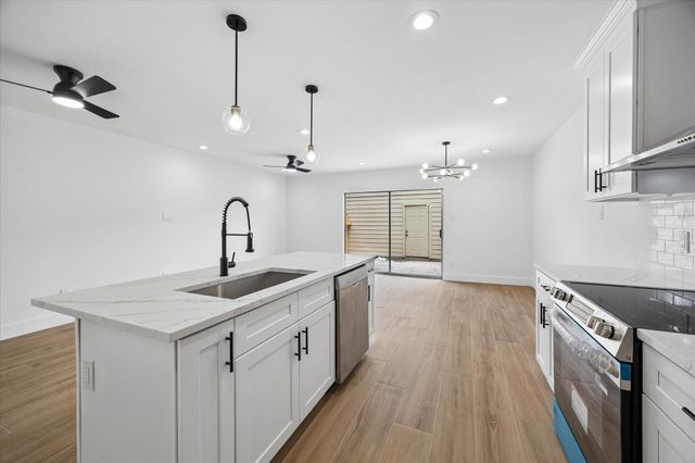 11840 Barryknoll Lane 8, Houston, TX 77024