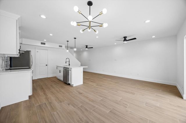11840 Barryknoll Lane 8, Houston, TX 77024