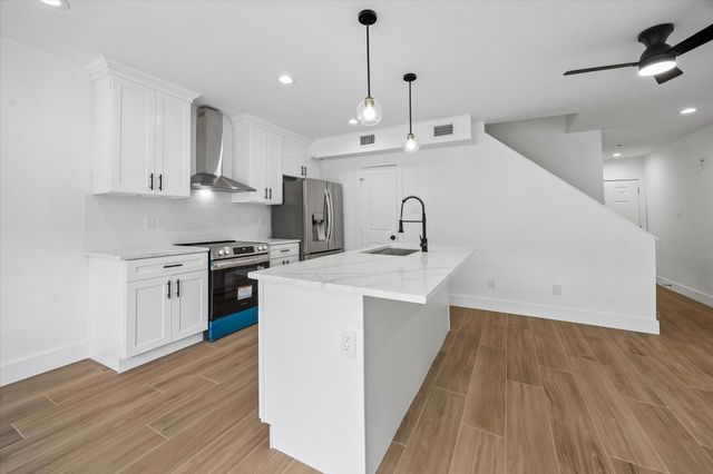 11840 Barryknoll Lane 8, Houston, TX 77024