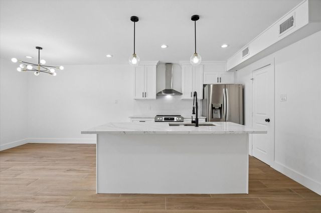 11840 Barryknoll Lane 8, Houston, TX 77024