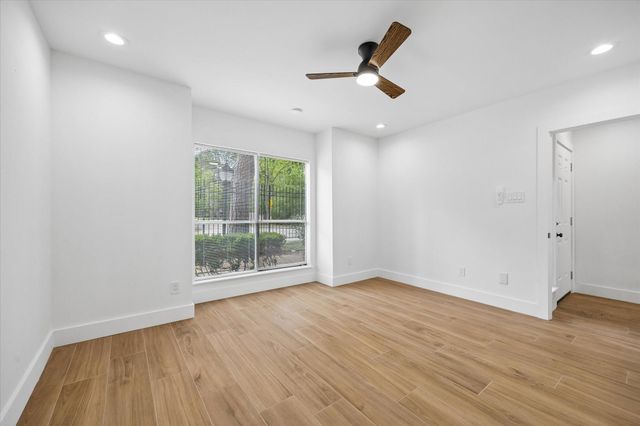 11840 Barryknoll Lane 8, Houston, TX 77024